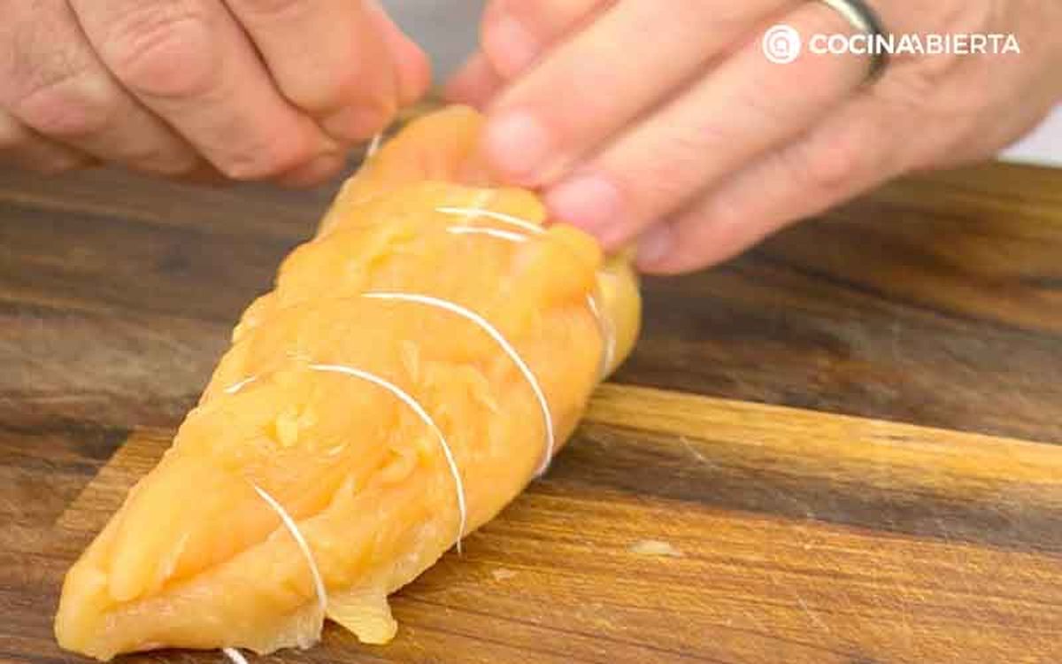 Ata la pechuga de pollo