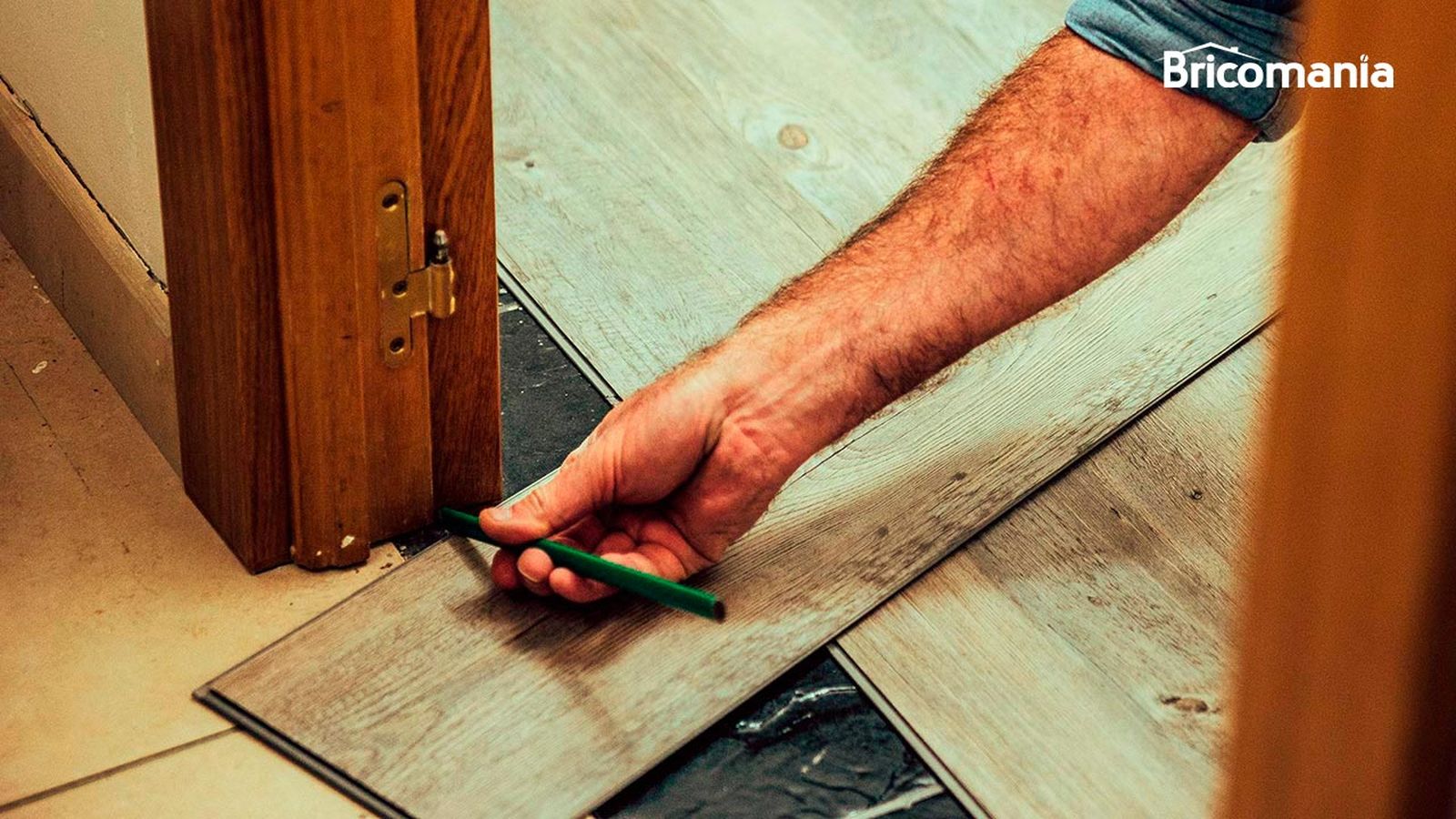 Como poner un suelo de lamas debajo del marco de la puerta