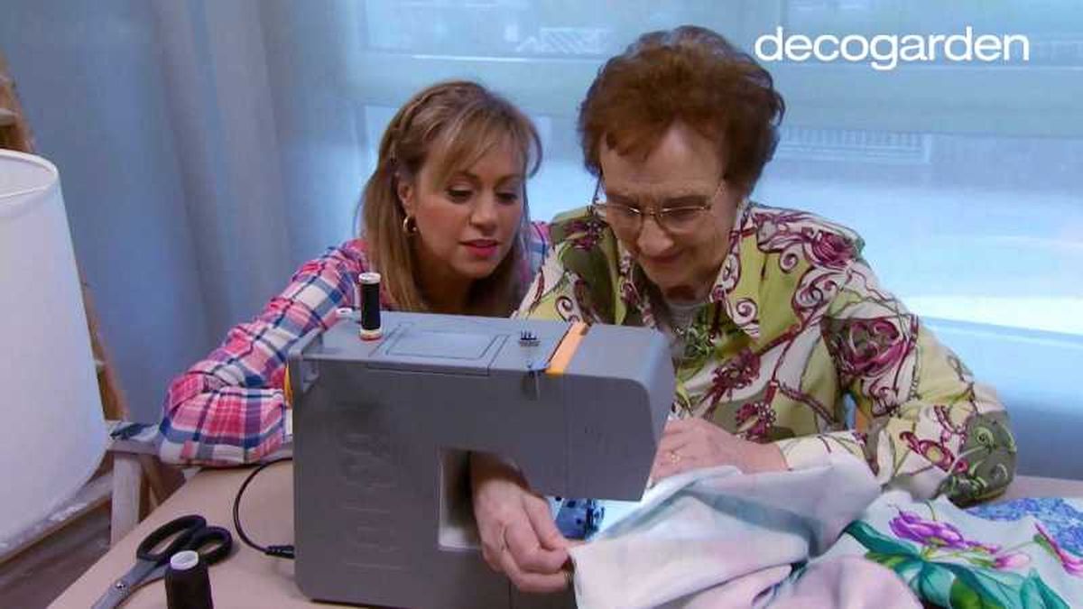 Paso dos para personalizar la pantalla de una lámpara con tela.