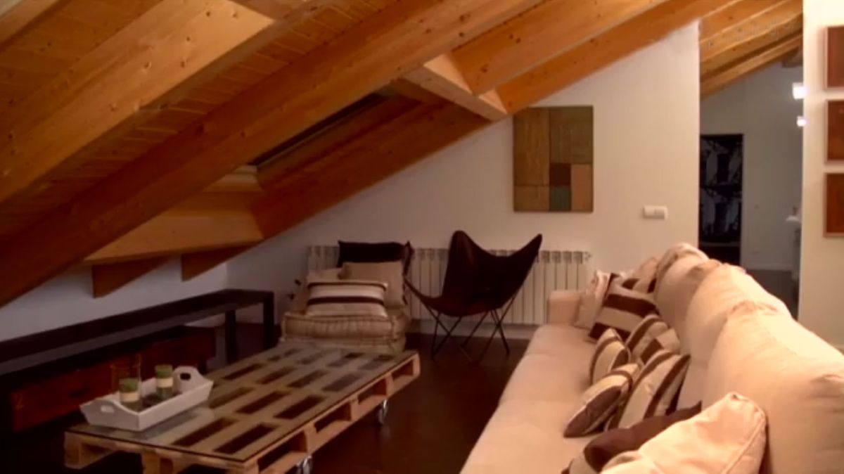 Buhardilla de estilo minimalista salón