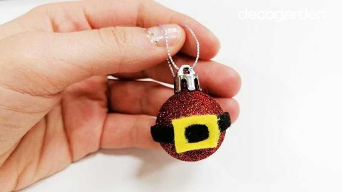 Bola de Navidad de Papá Noel hecho con fieltro.