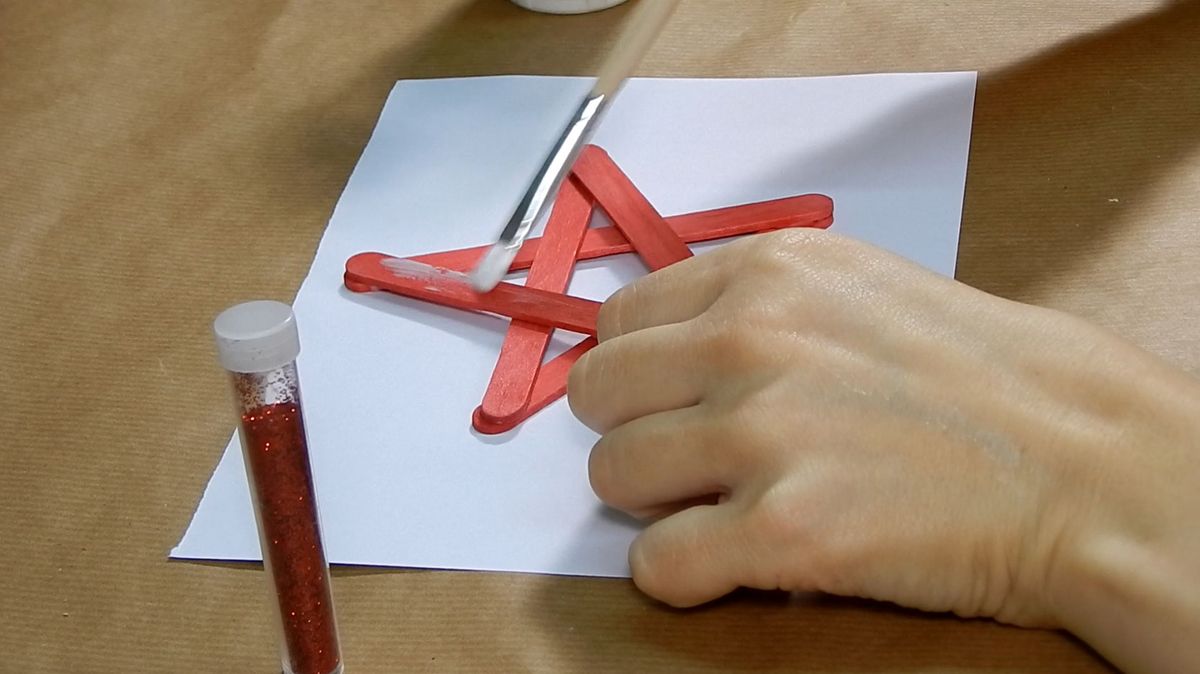 Cómo hacer estrellas con palos de helado paso 3