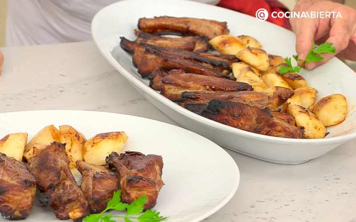 Coloca una pera en cada plato junto a las costillas de cerdo asadas