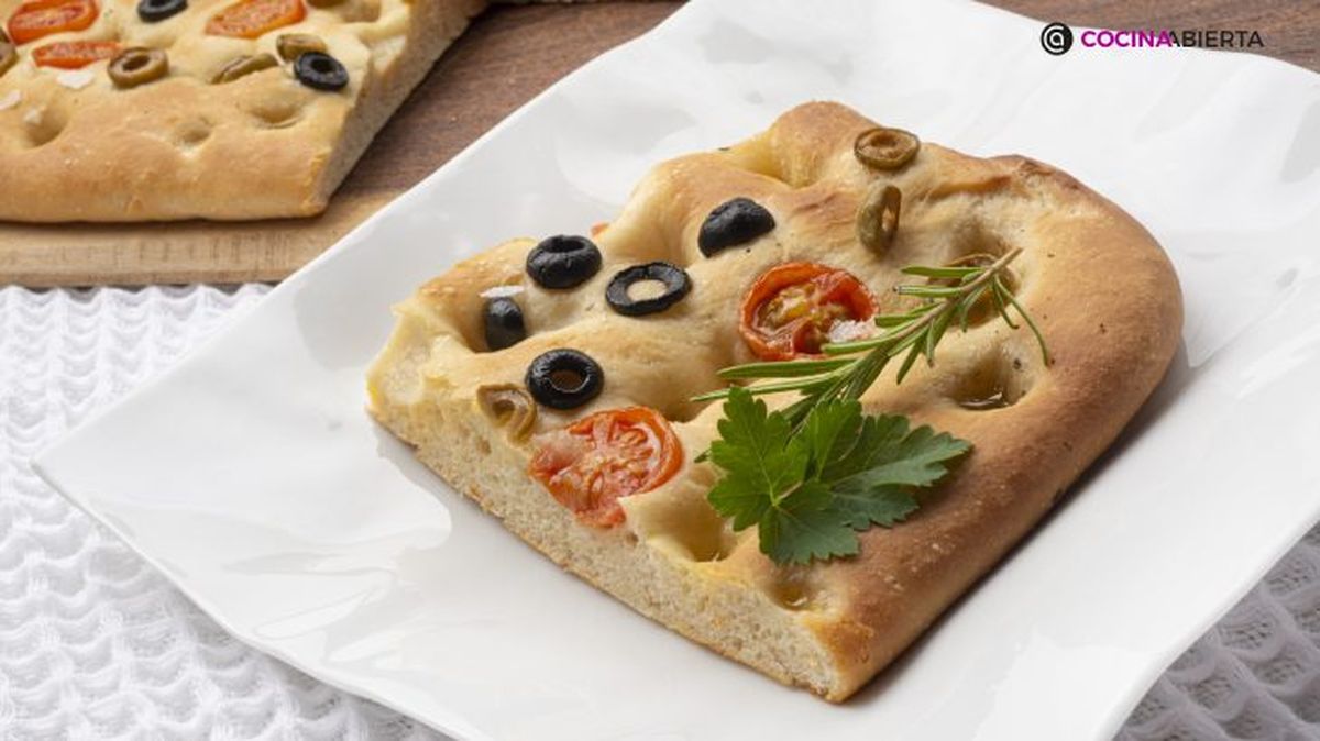 Focaccia italiana con tomates, aceitunas y romero