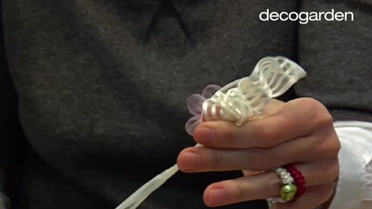 Paso dos para hacer una flor con un lazo.