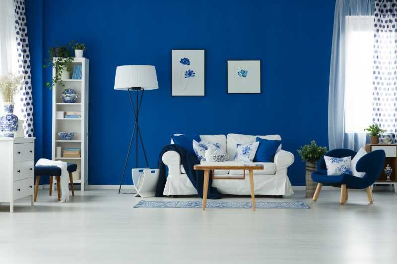 Salón con decoración azul tranquilo y sereno.