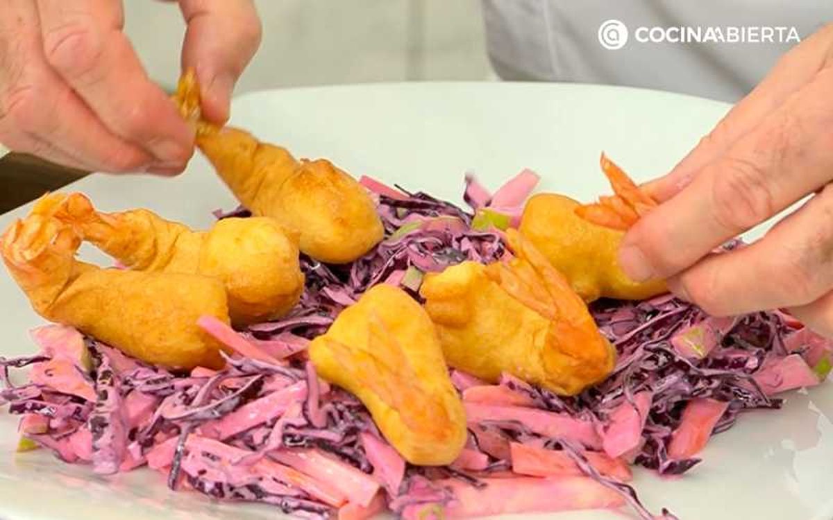 Sirve los langostinos con col lombarda