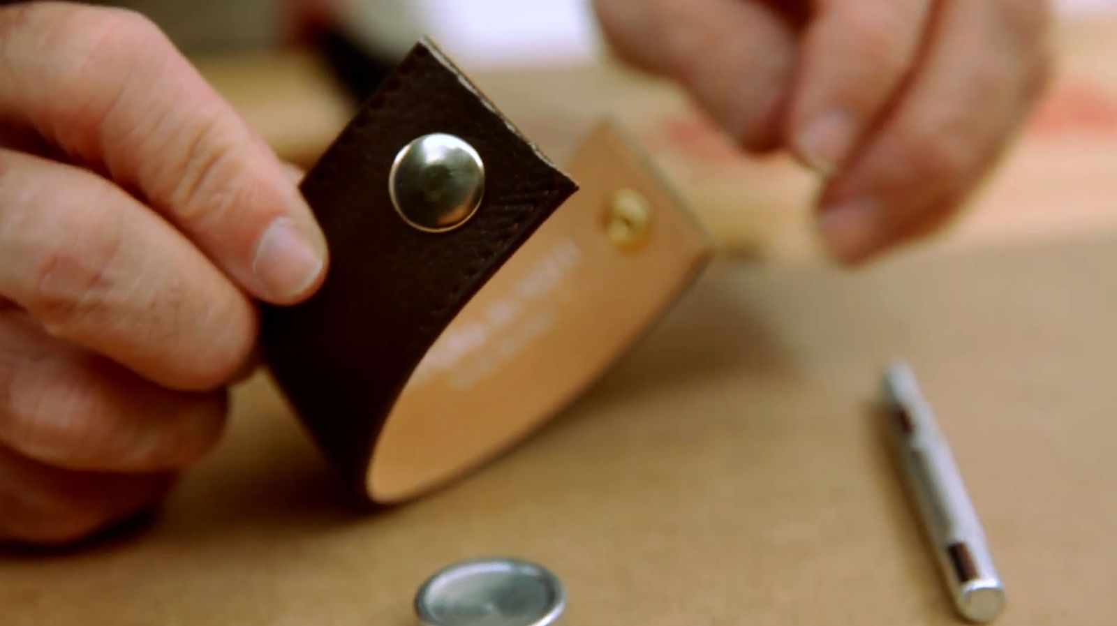 Cómo colocar corchetes o botones a presión