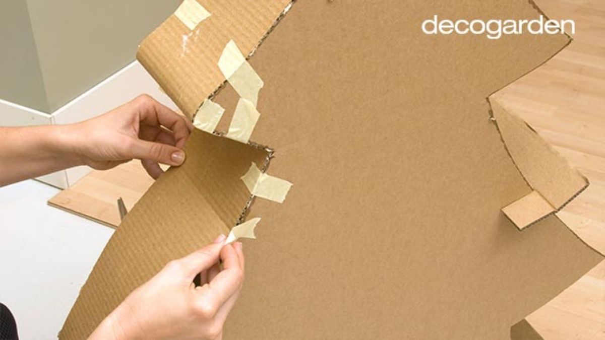 Pegar papel plisado en los laterales del árbol.