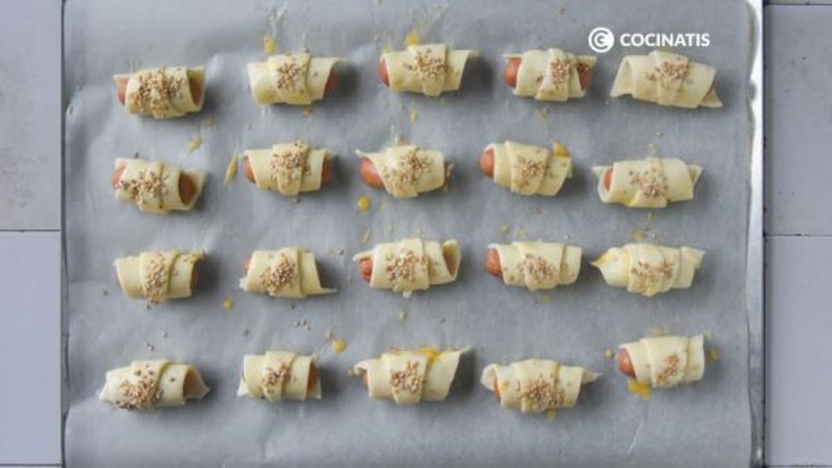 Coloca los hojaldres rellenos en una bandeja de horno