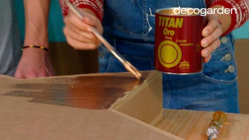 Pintar las estrellas de cartón en 3D de dorado.