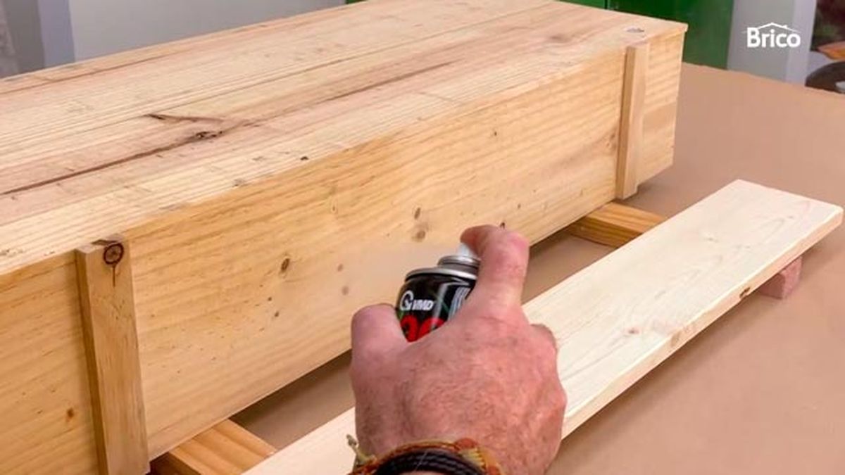 Cómo hacer una estantería con una caja de madera paso 11