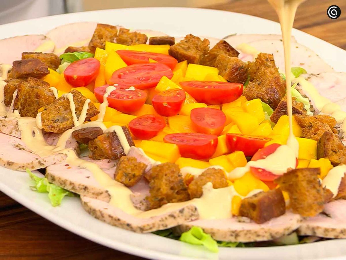 Sirve la ensalada de pavo y mango