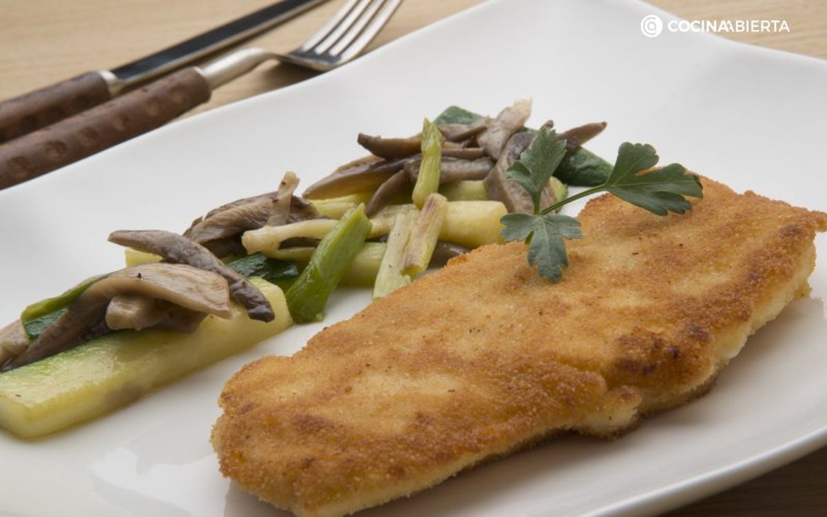 Filetes de pollo rellenos de jamón y queso, similar a un sanjacobo