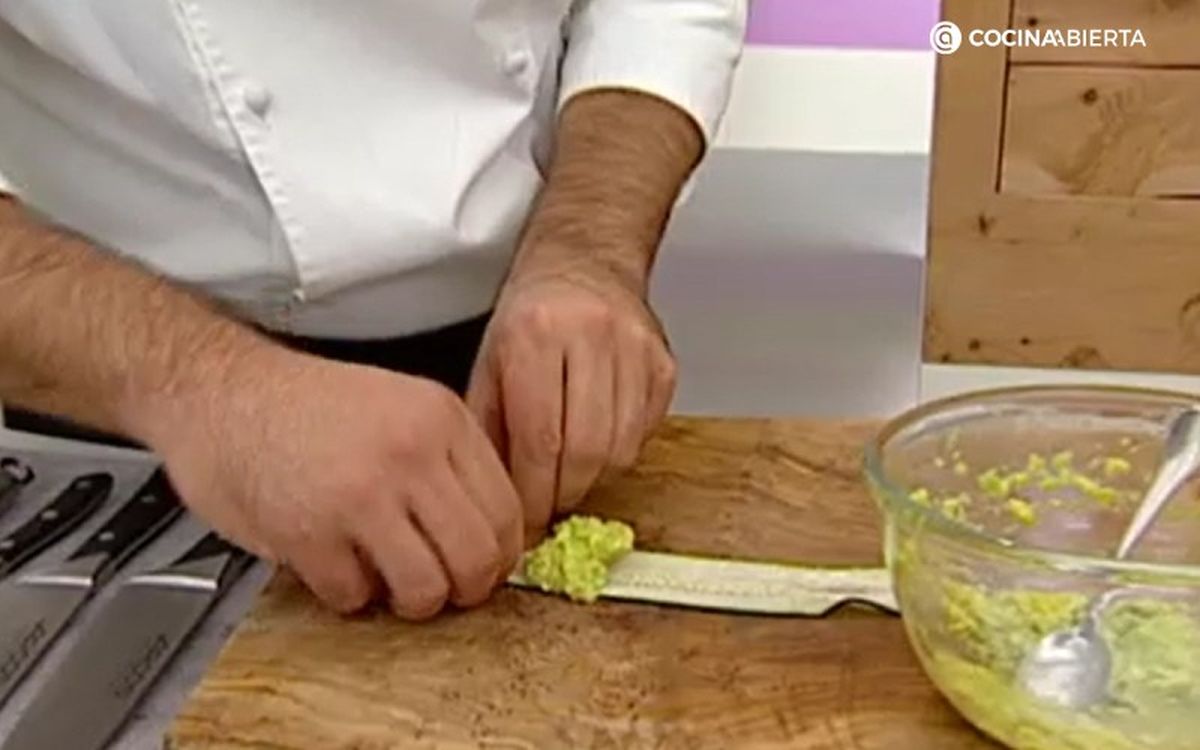 Rellena los rollitos de calabacín de un puré de aguacate