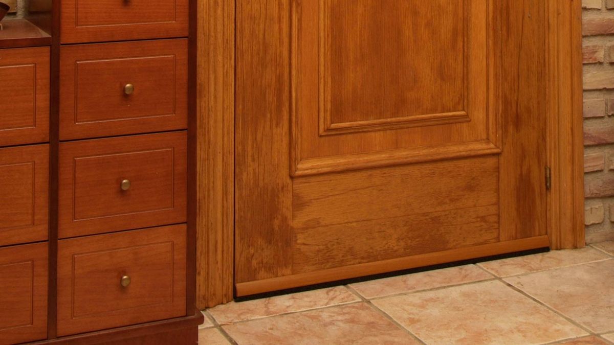 Cómo colocar un burlete en la puerta de entrada paso 10