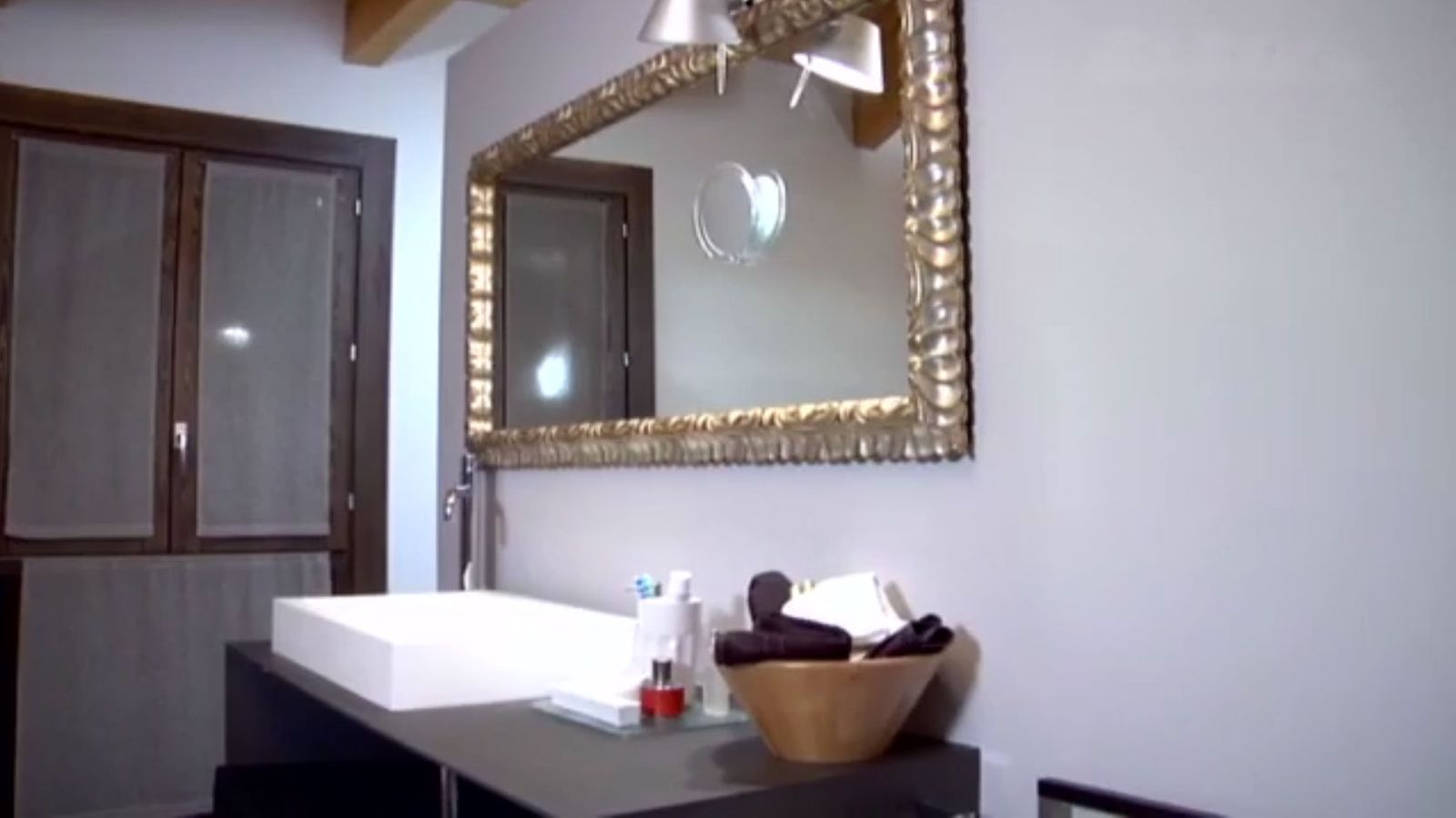 Buhardilla de estilo minimalista baño