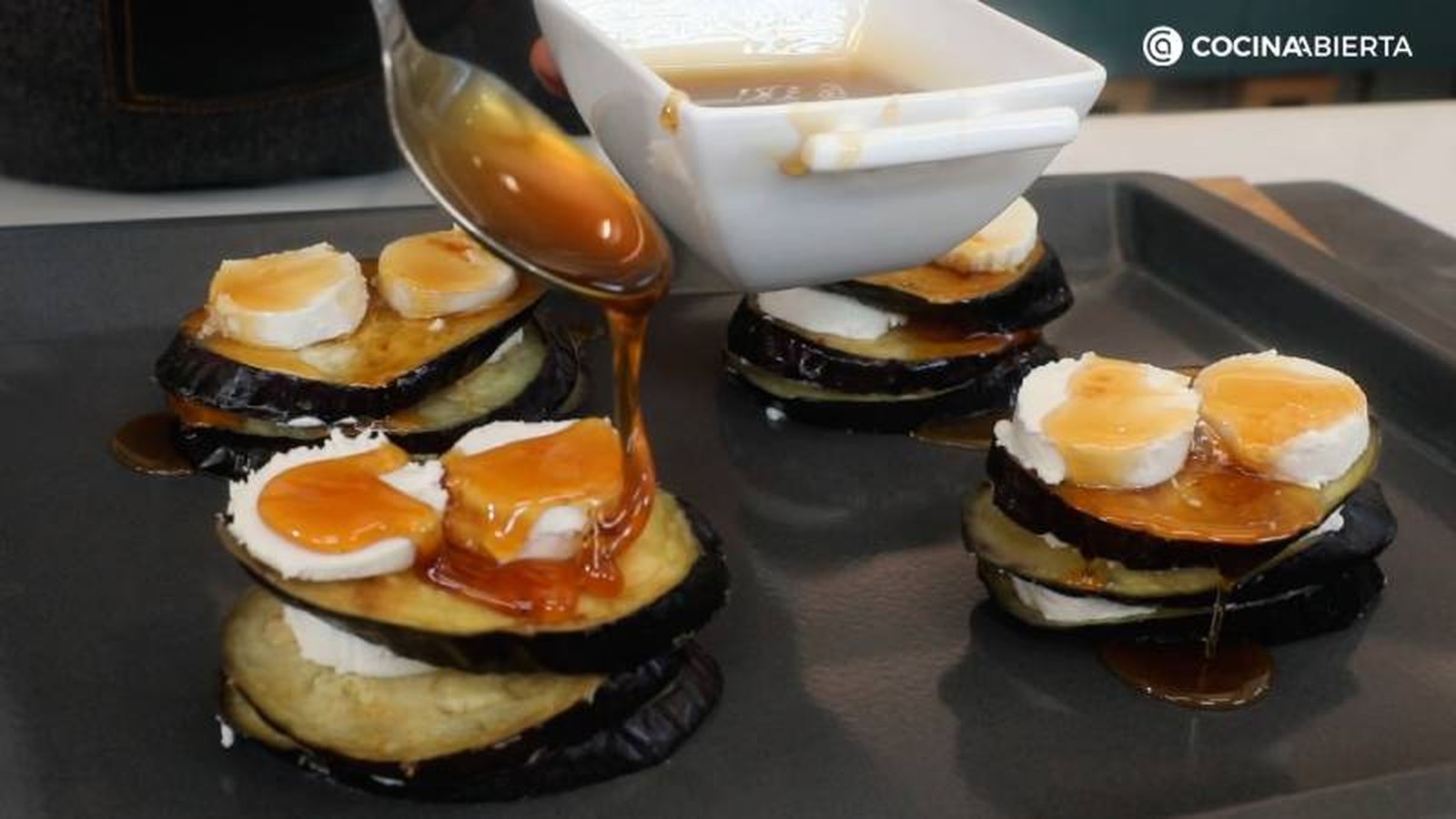 Haz montaditos de berenjenas y queso de cabra, añade miel y hornea