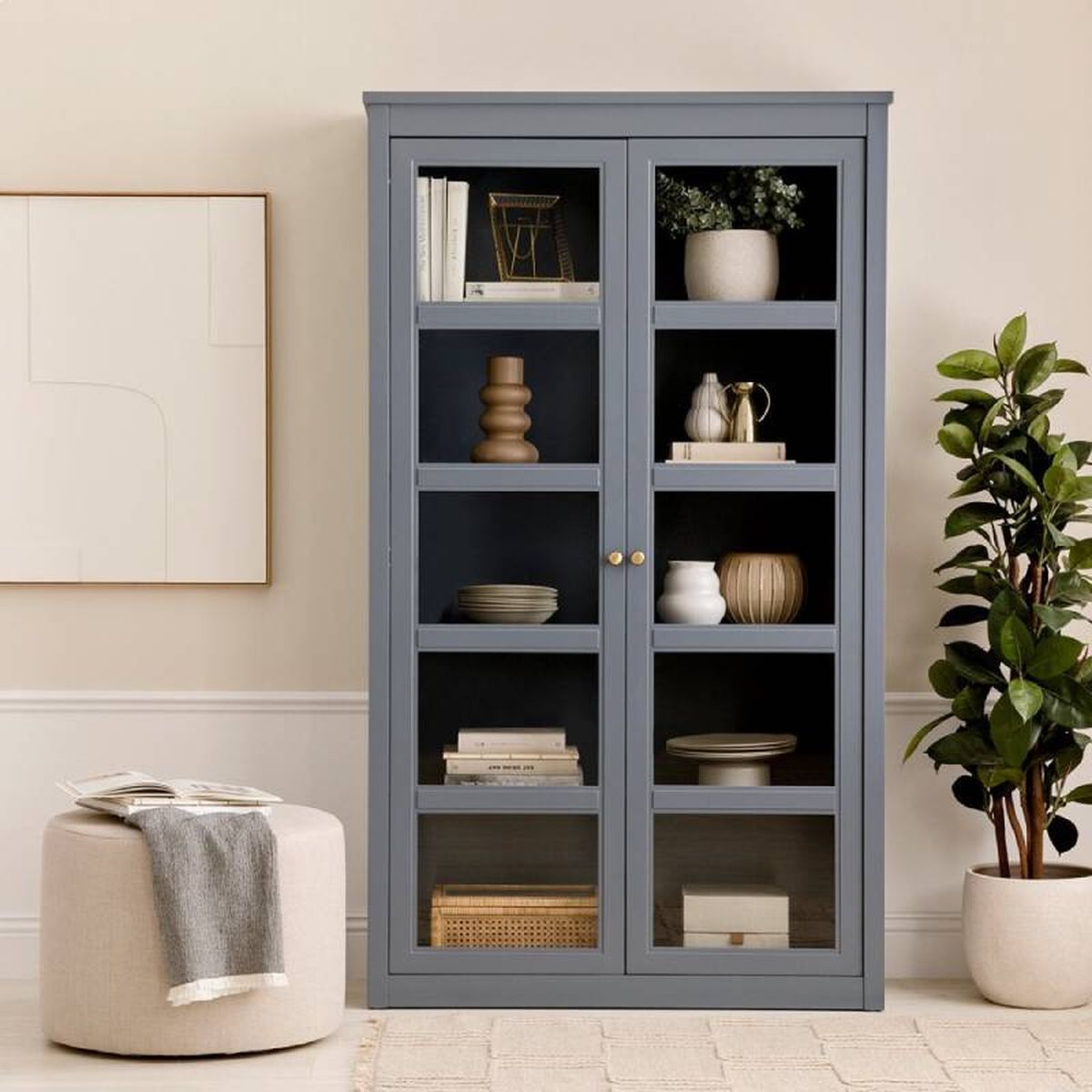 Vitrina Versus con libros y decoración.