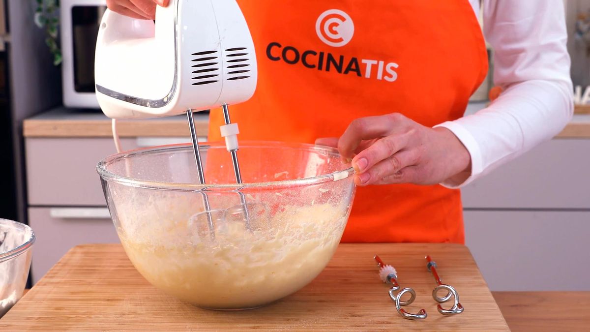 Roscón de Reyes bombón cubierto de chocolate y relleno de nata   paso 2