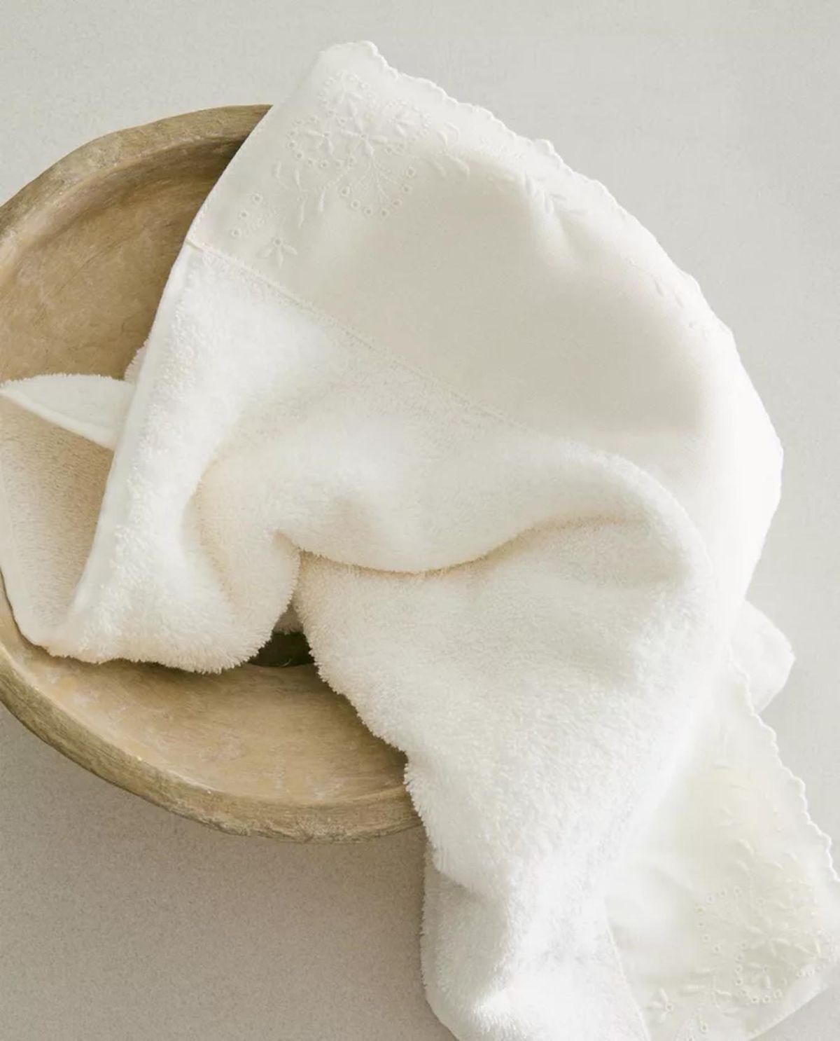 Toalla de baño de algodón con aplique de lino bordado.