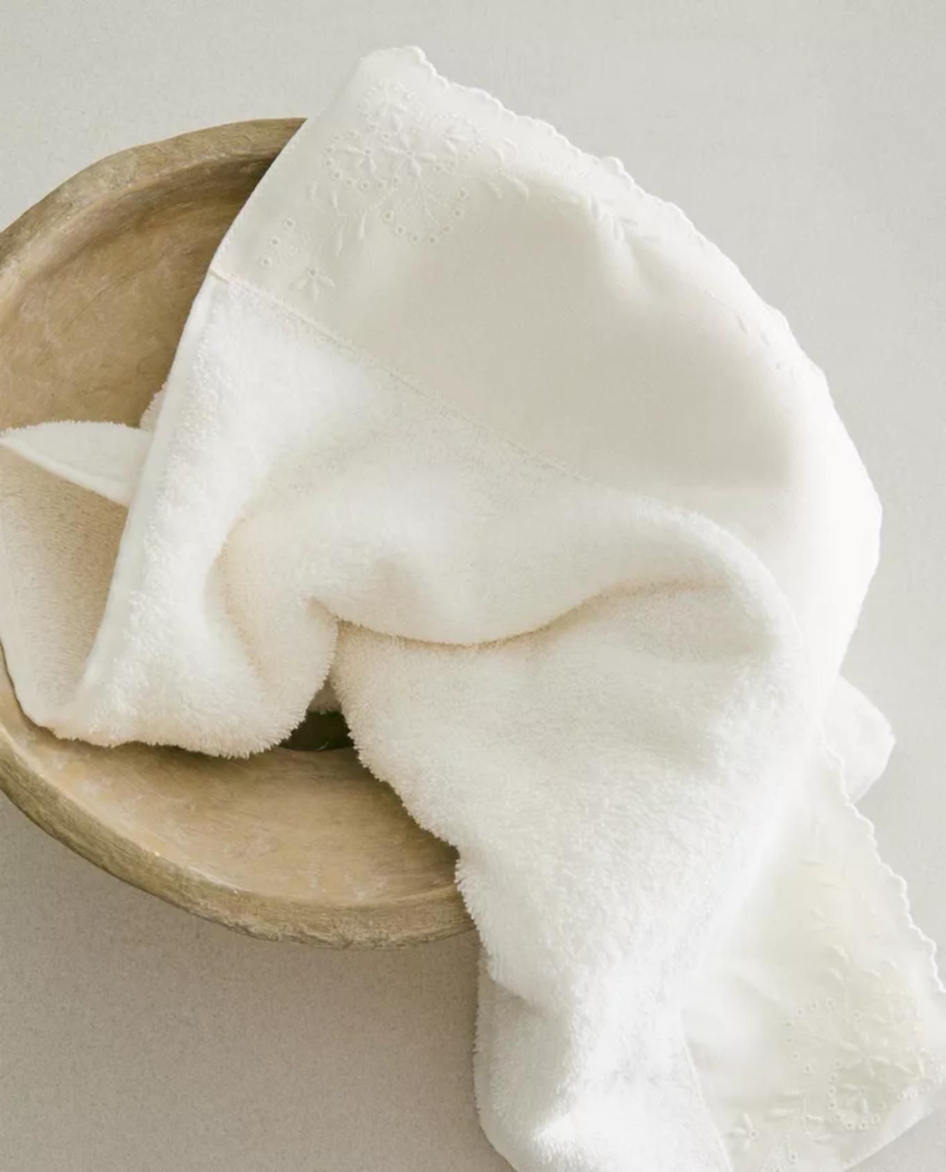 Toalla de baño de algodón con aplique de lino bordado.