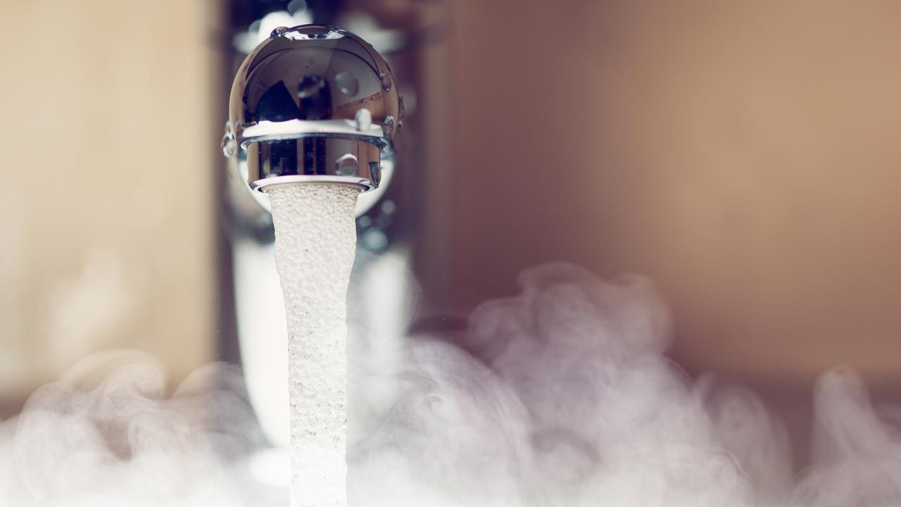 lavar cara agua caliente