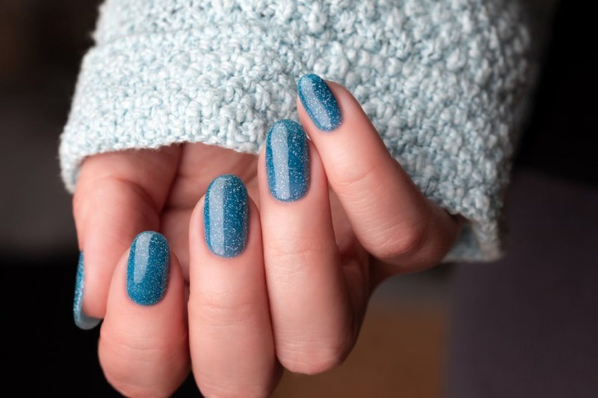 Un simple detalle como una manicura en color azul podría valer