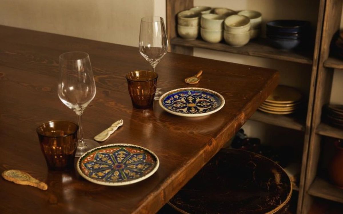 Sa Taula solo tiene una mesa para diez comensales, a los que ofrecen un menú sorpresa