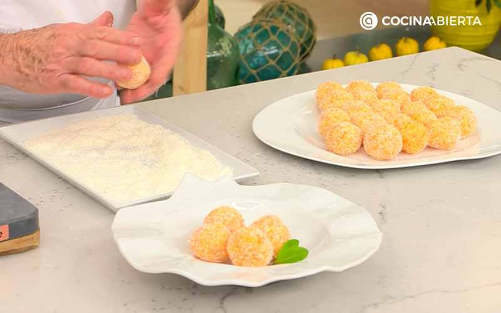Reboza las bolitas y decora
