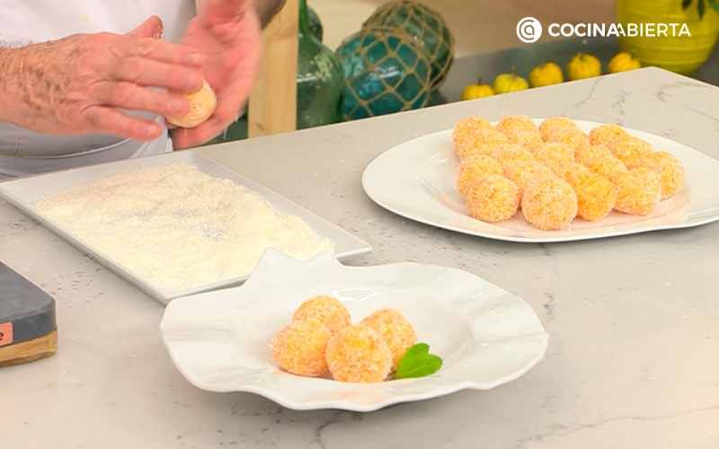 Reboza las bolitas y decora
