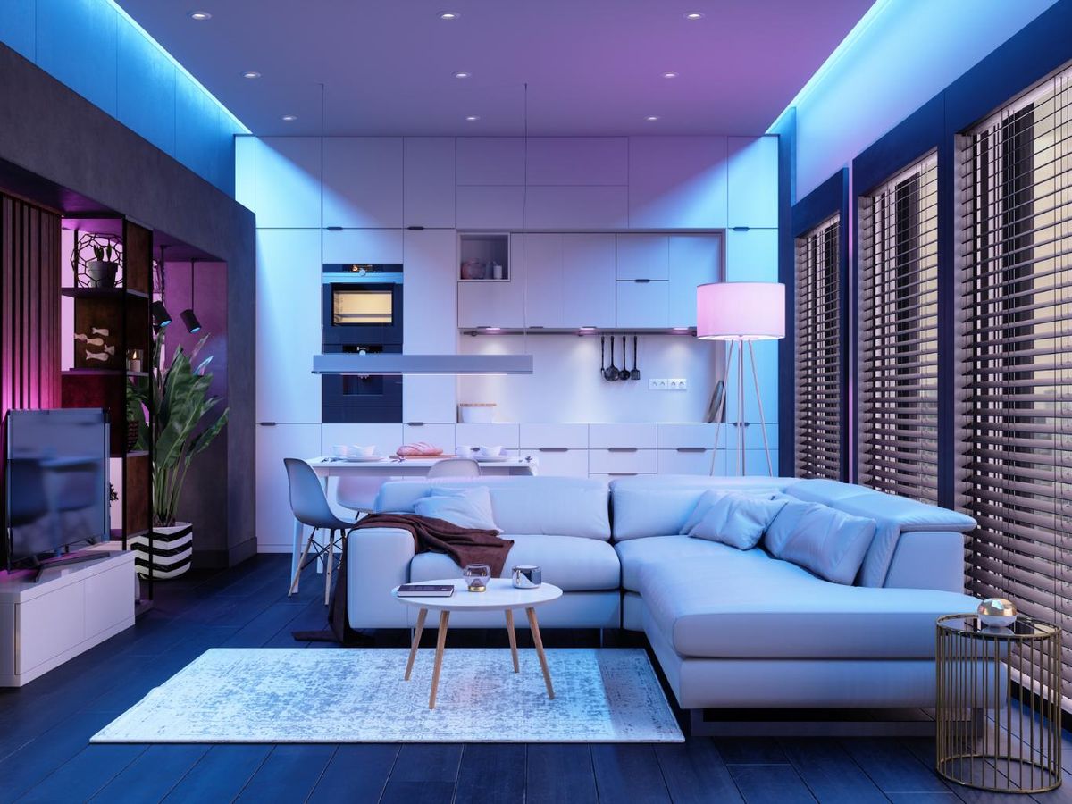 Cocina abierta al salón con iluminación especial.