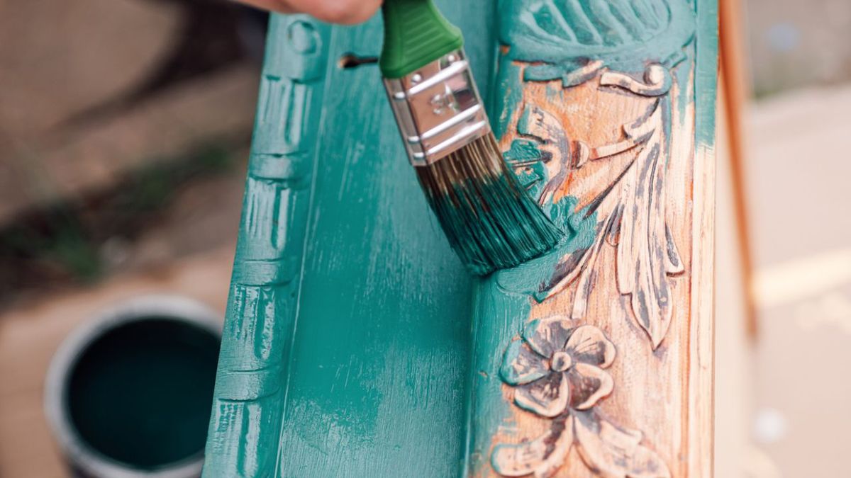 como restaurar un mueble antiguo de madera barnizado