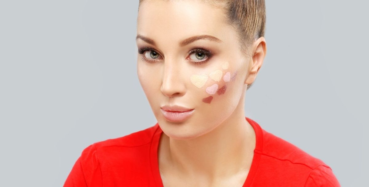 Difumina el producto hacia arriba para conseguir un efecto lifting