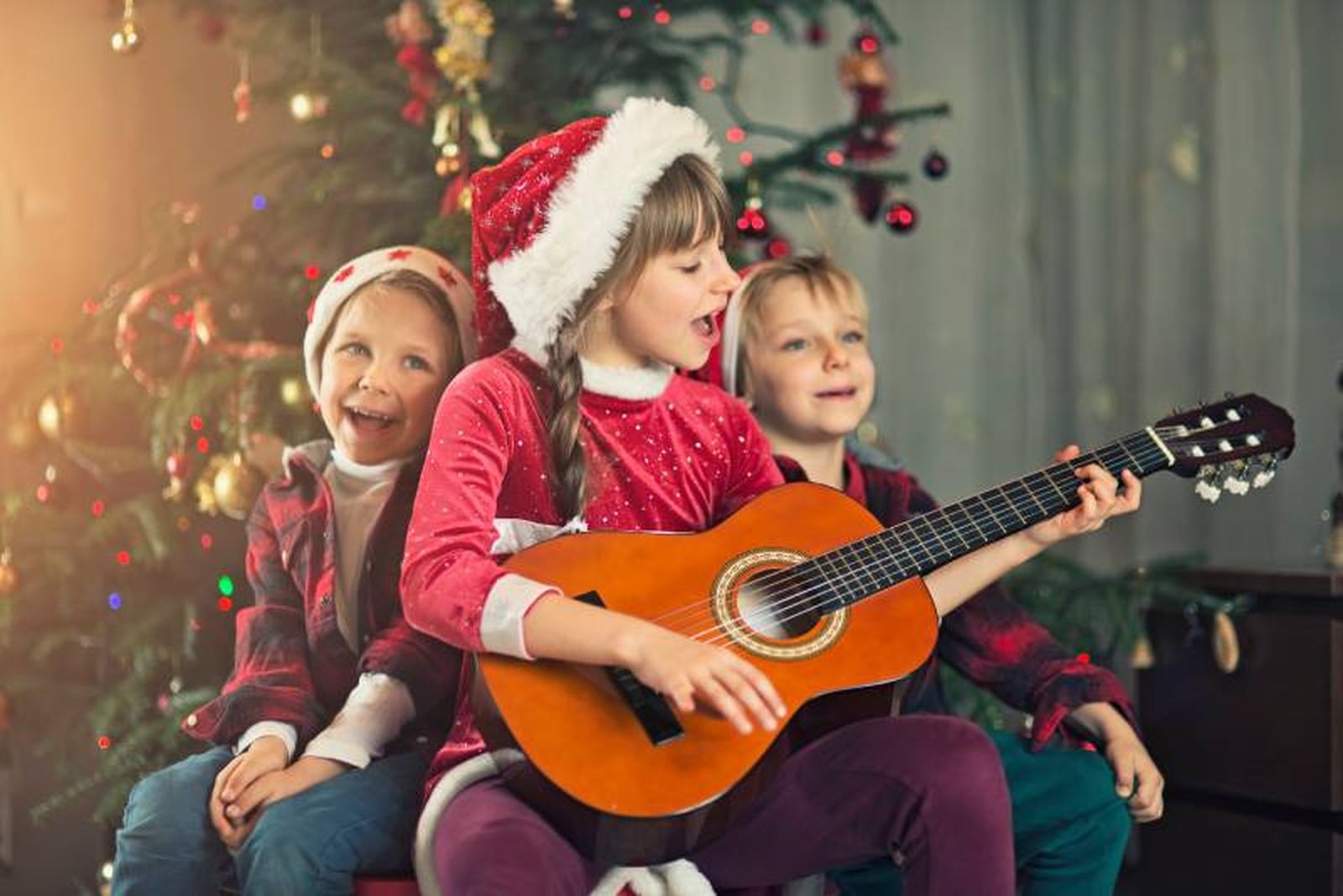 Niños cantando villancicos en Navidad