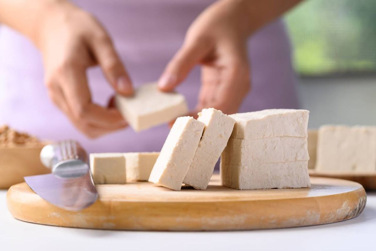 El tofu lo debes conservar siempre en líquido para mantener su frescura