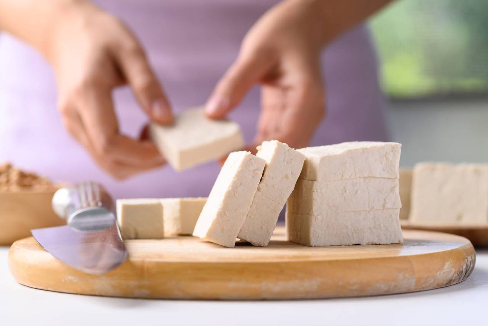 El tofu lo debes conservar siempre en líquido para mantener su frescura