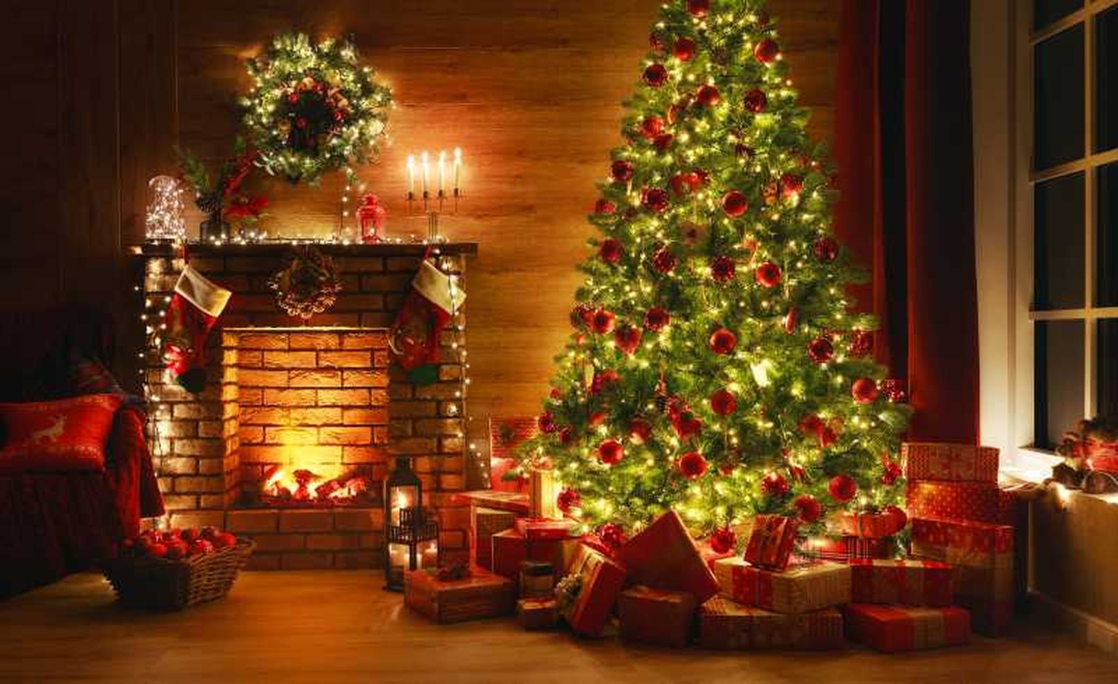 Chimenea decorada con guirnalda de luces Navidad.