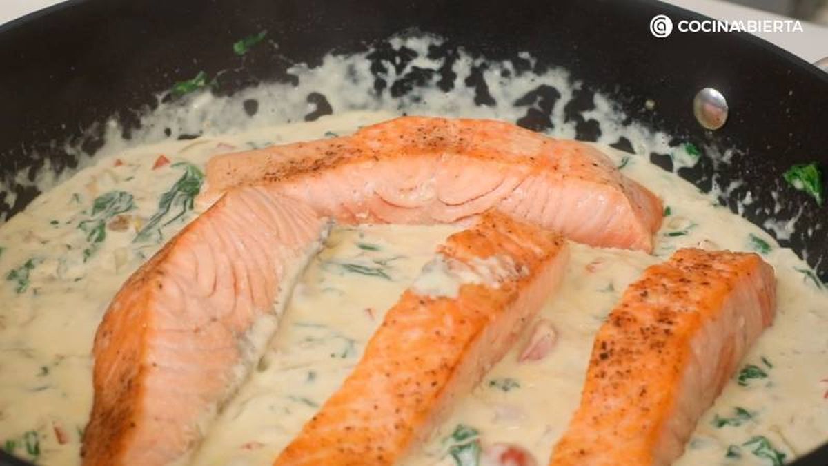 Cocinar los lomos de salmón con la salsa