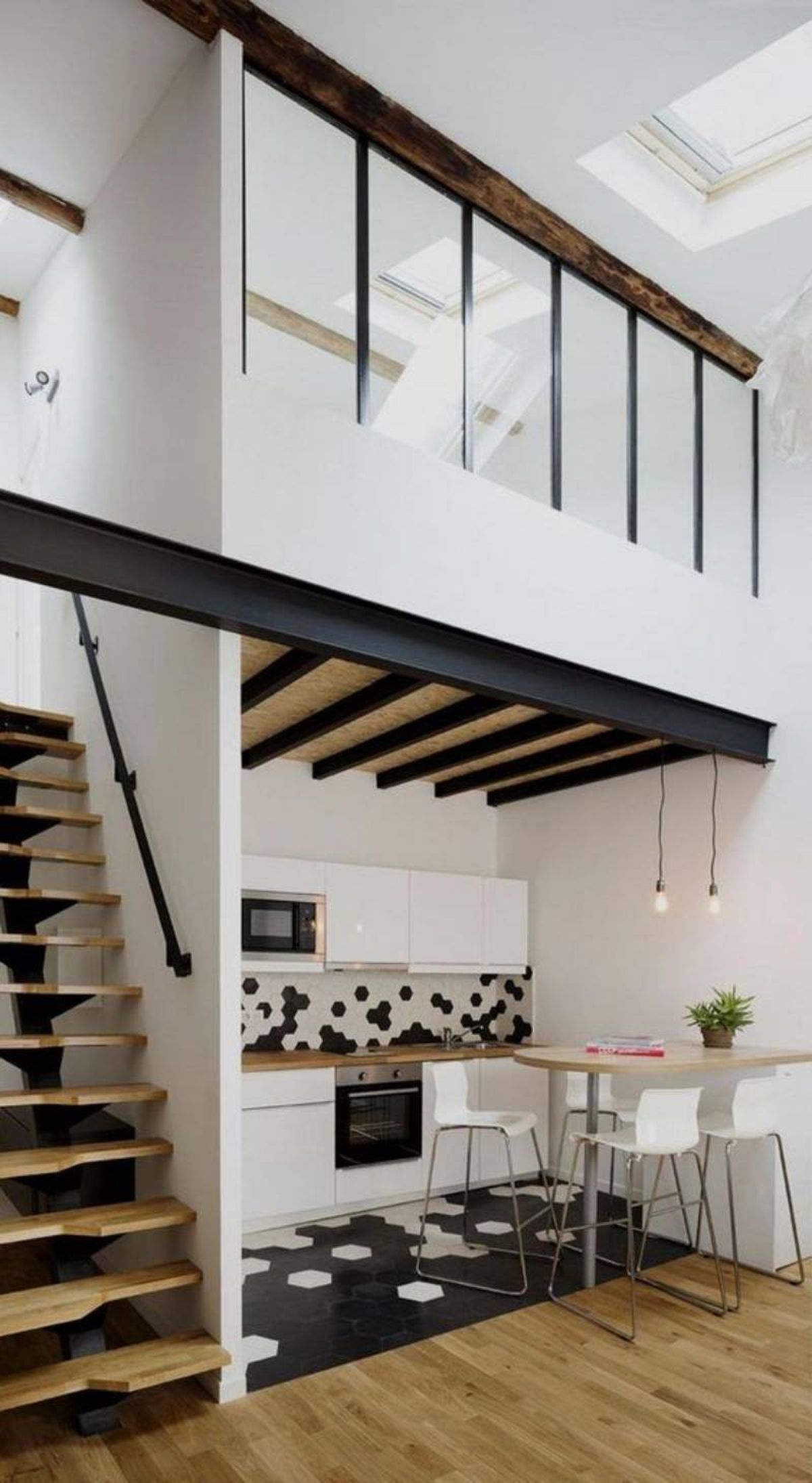 Loft decorado con detalles en negro y madera.