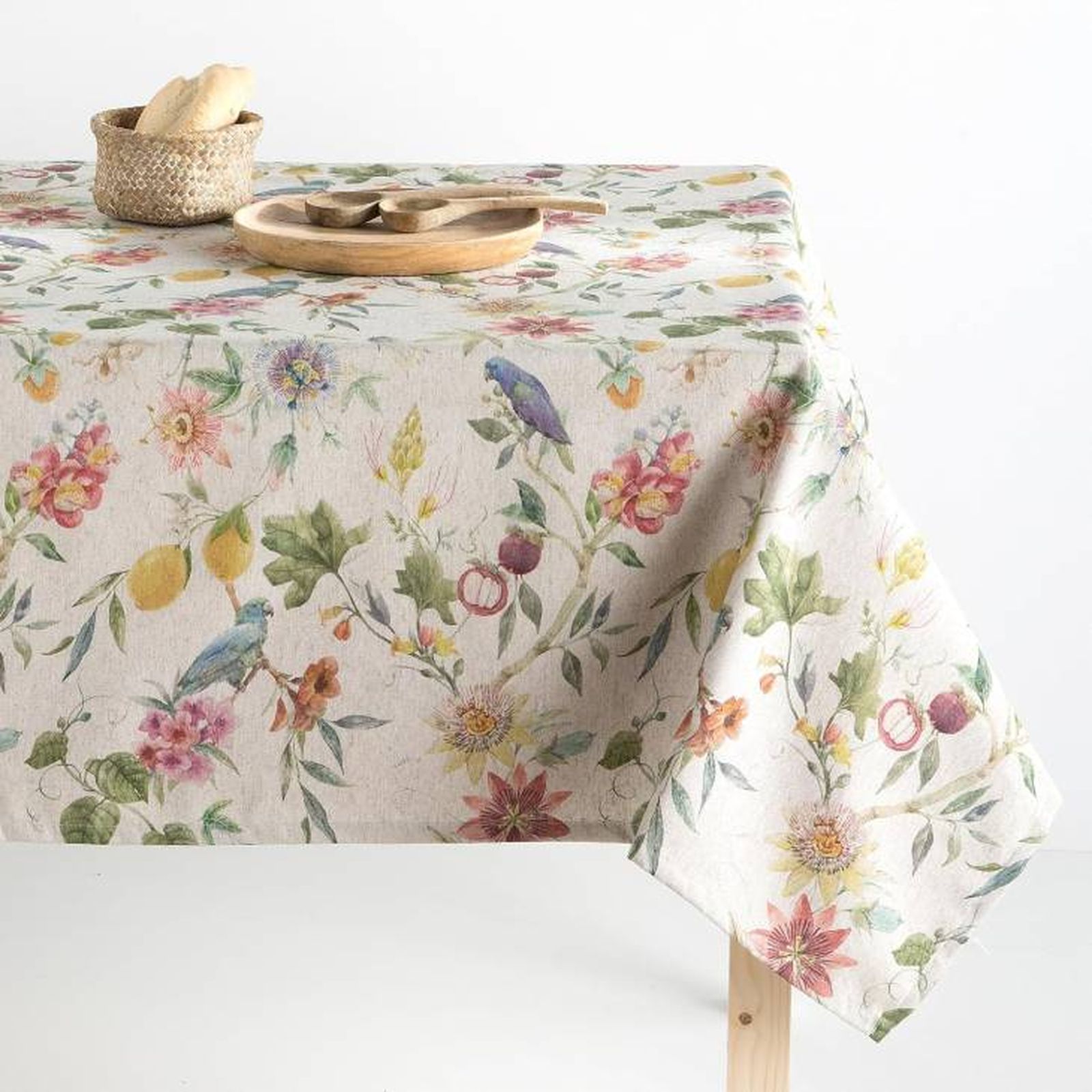 Mantel antimanchas con estampado tropical de pájaros, frutas y flores.