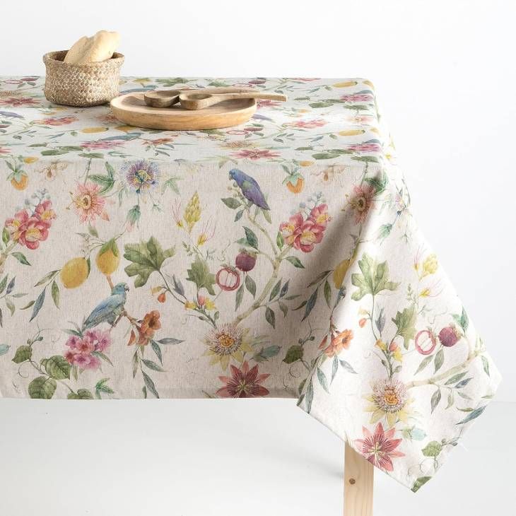 Mantel antimanchas con estampado tropical de pájaros, frutas y flores.