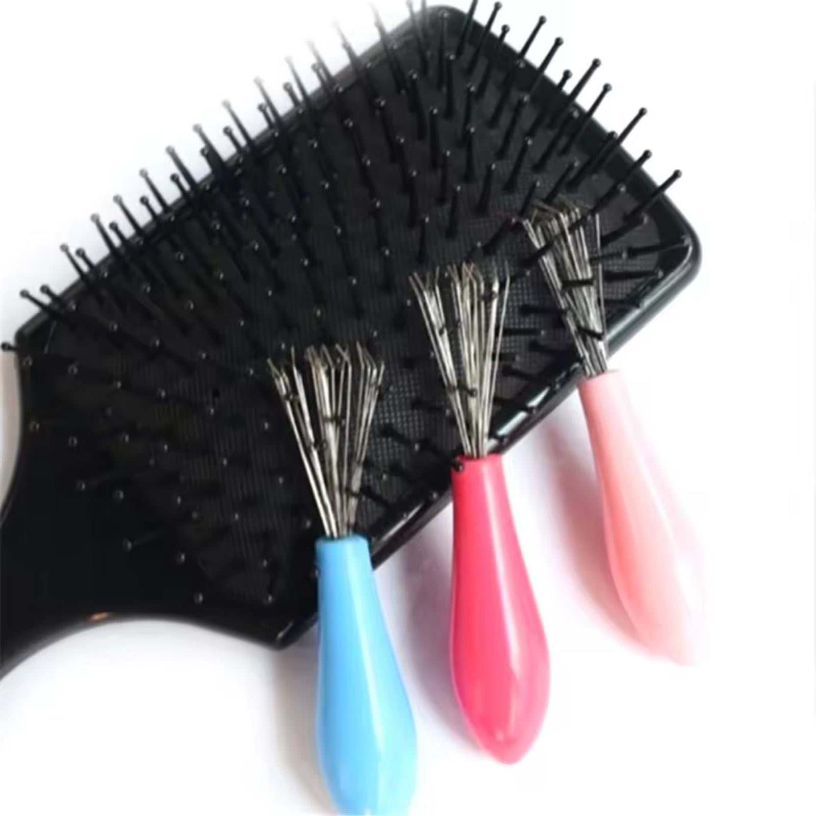 Tres rastrillos para limpiar el cepillo de pelo.
