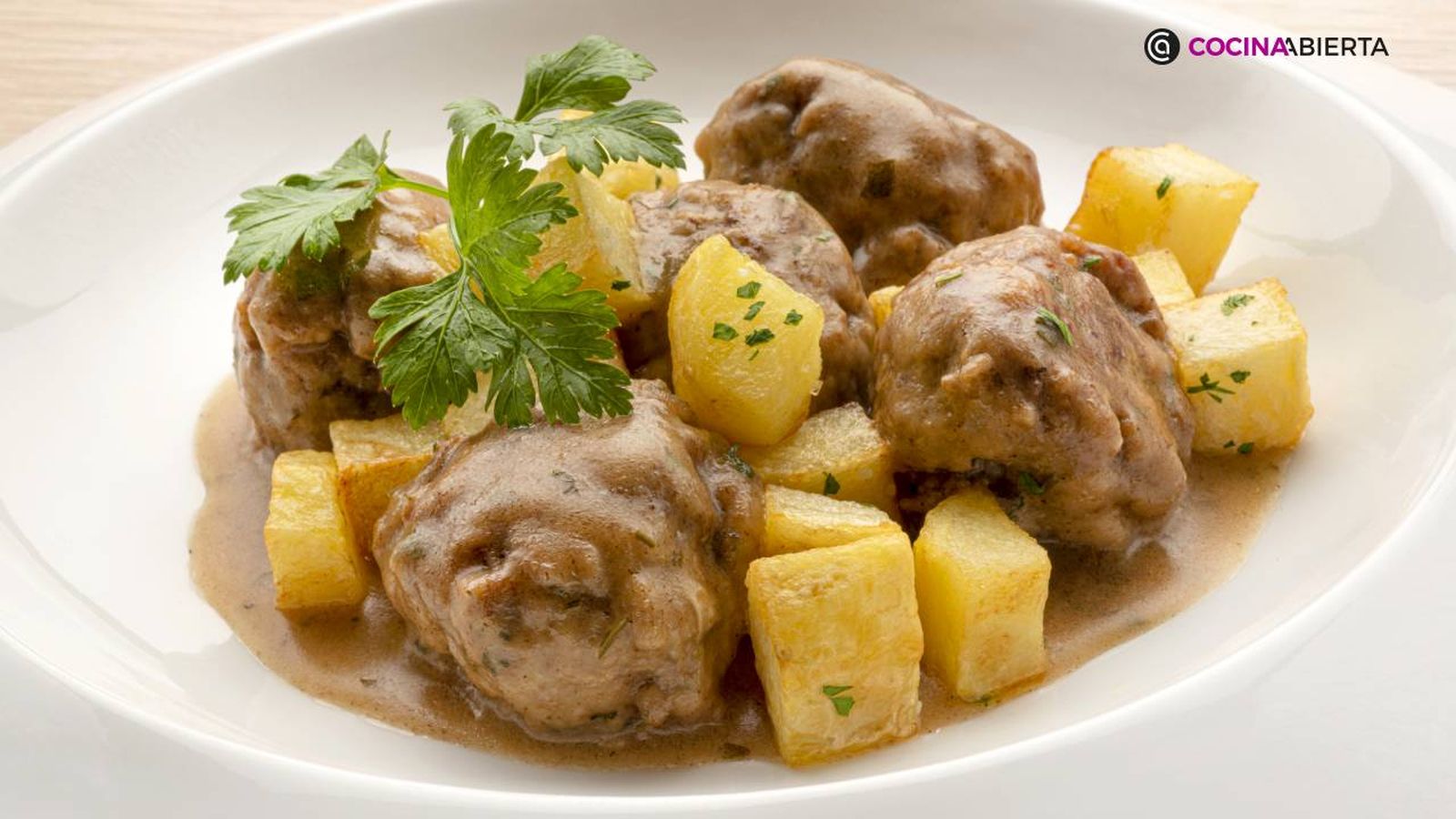 albondigas en salsa con patatas