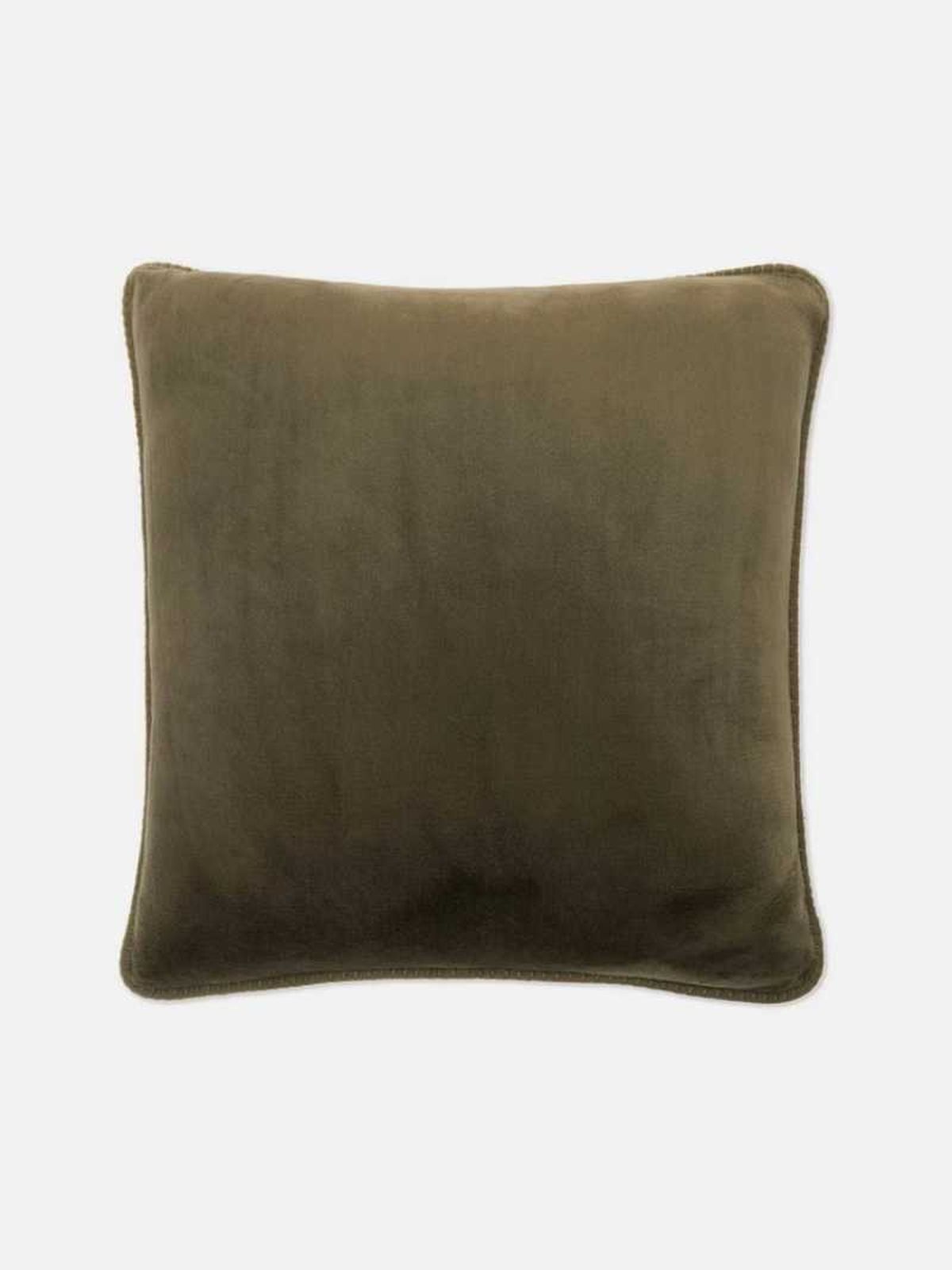 Cojín de terciopelo verde.