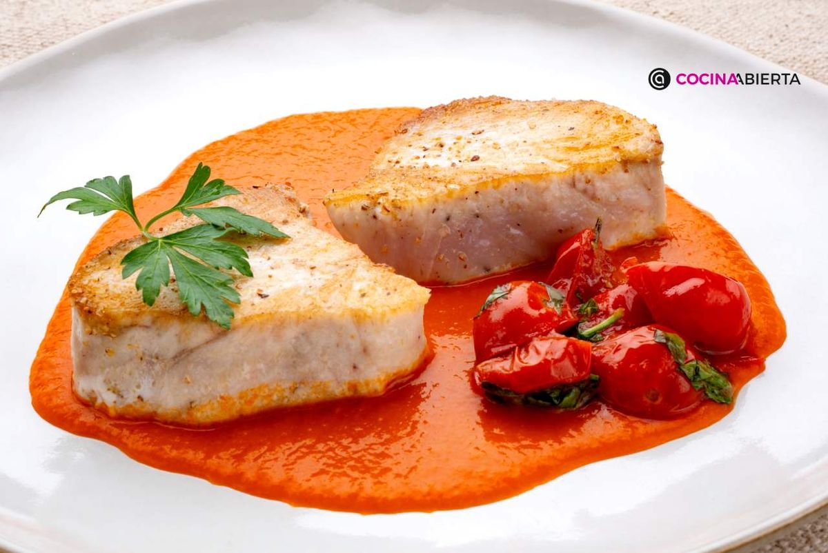 Bonito con salsa vasca y tomates cherry salteados con albahaca