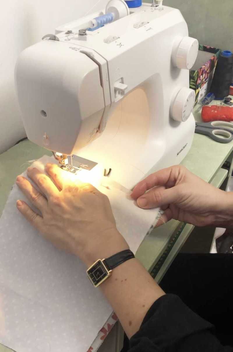 Tercer paso para hacer una funda de tela para libros.
