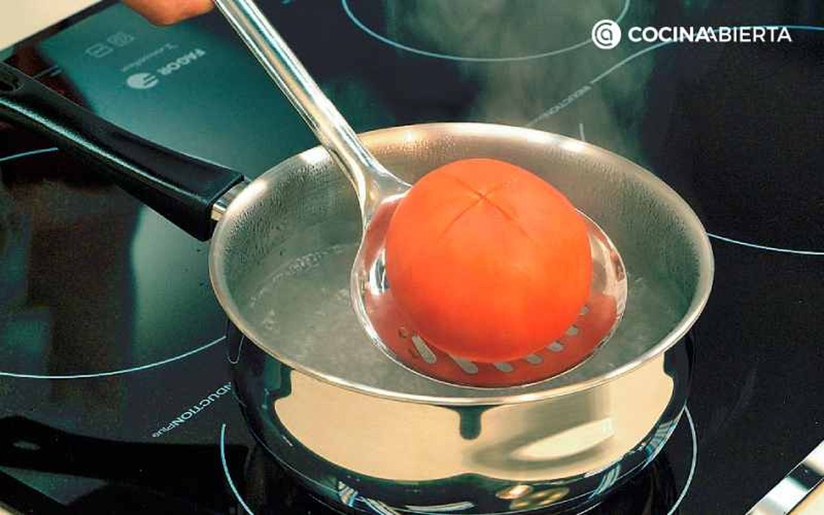 Sumerge el tomate e agua hirviendo