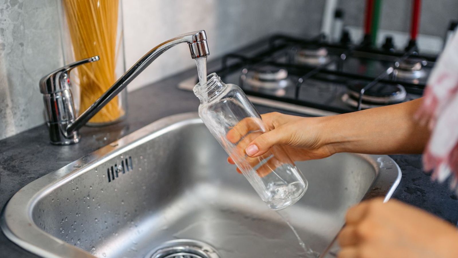 limpiar botella de agua reutilizable