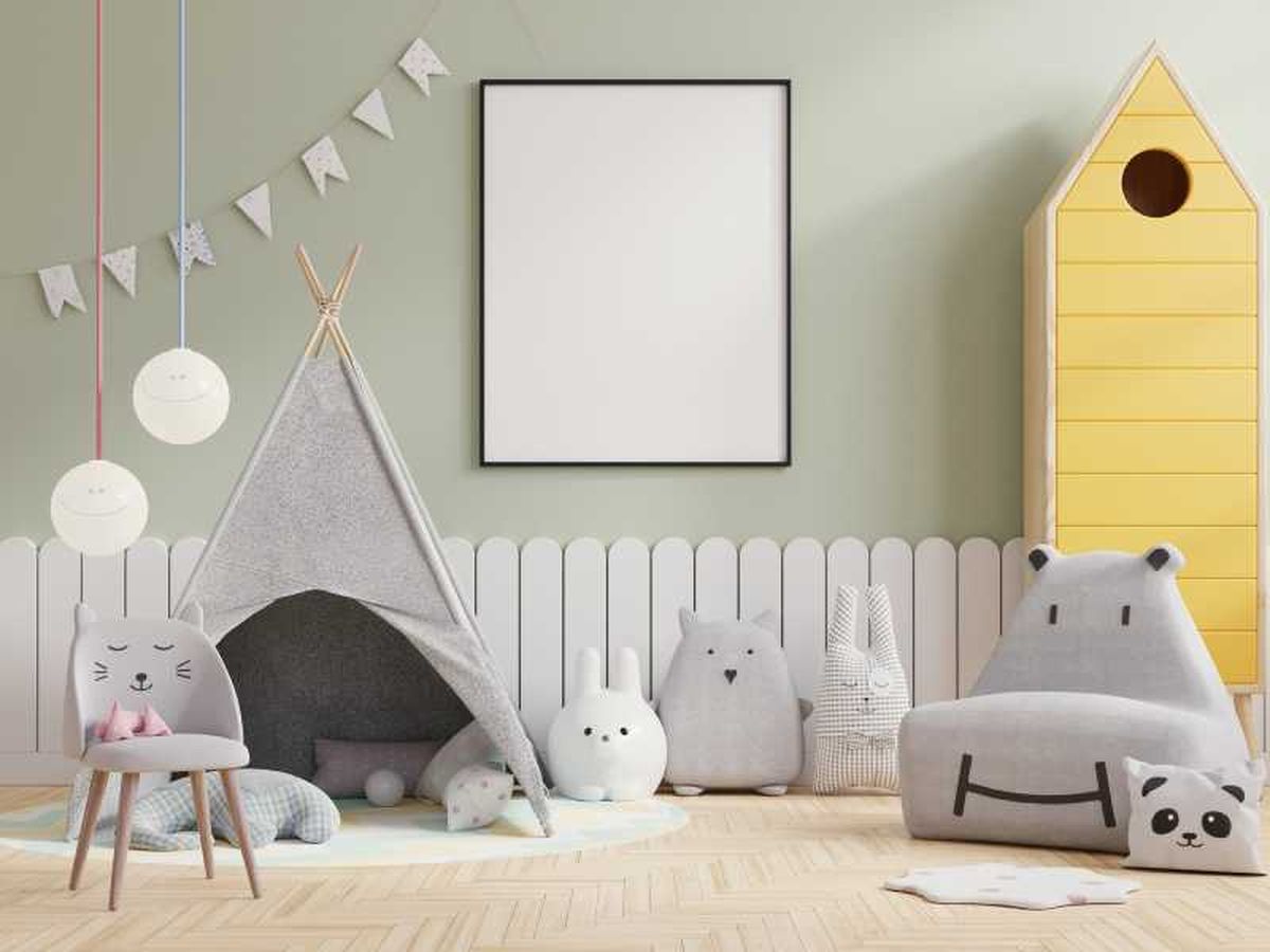 Dormitorio infantil en gris plata con complementos y mobiliario de colores.